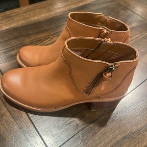 Clarks Leather Woman’s Ankle Boots with zippers size 8